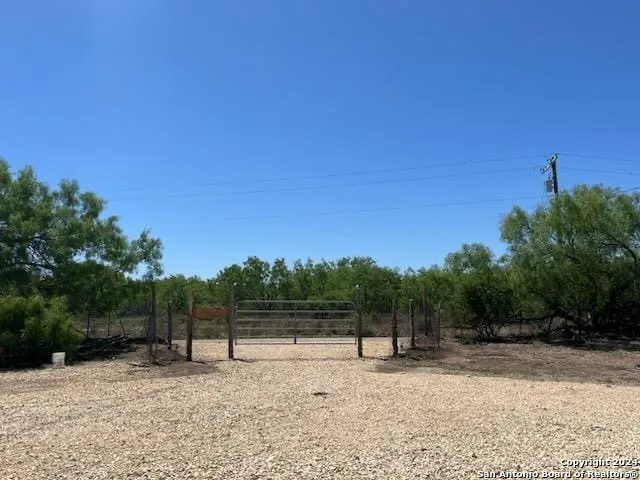 5581 FM 1986 La Pryor, TX 78872