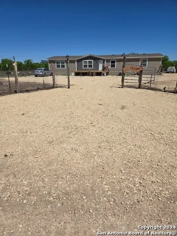 5581 FM 1986 La Pryor, TX 78872