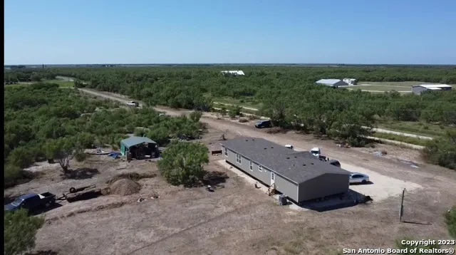 5581 FM 1986 La Pryor, TX 78872