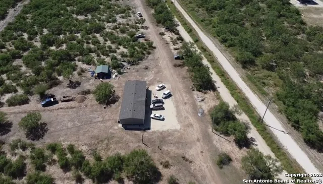 5581 FM 1986 La Pryor, TX 78872