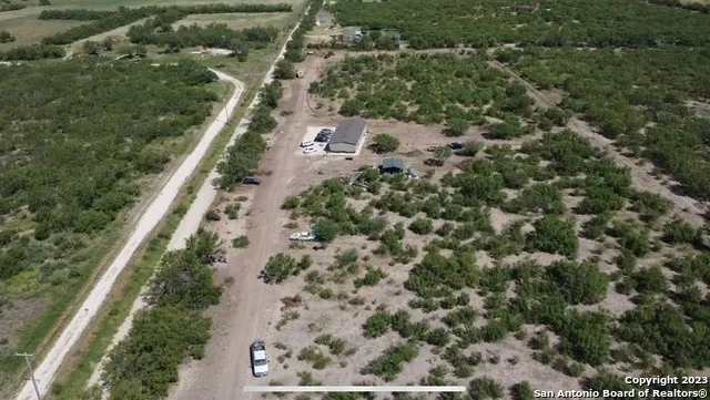5581 FM 1986 La Pryor, TX 78872