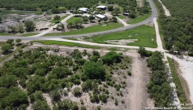 5581 FM 1986 La Pryor, TX 78872