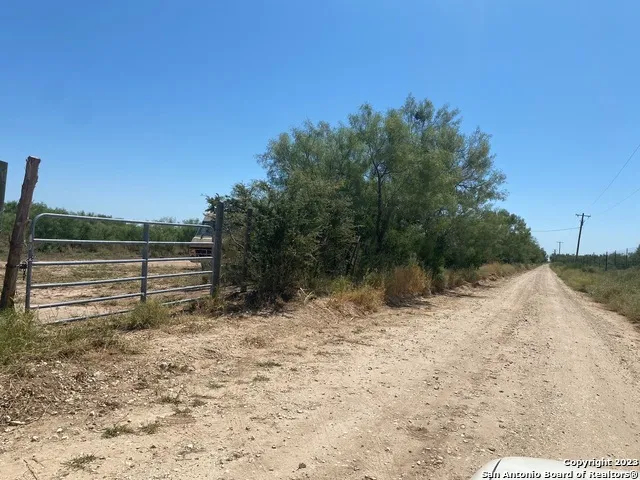 5581 FM 1986 La Pryor, TX 78872