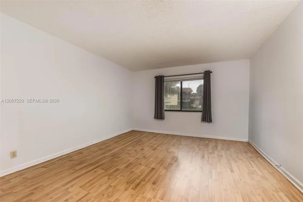 325 Lakeview Dr #102 Weston, FL 33326