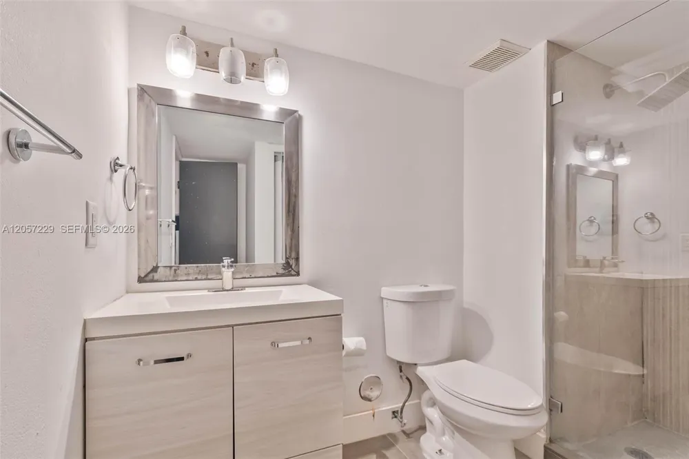 325 Lakeview Dr #102 Weston, FL 33326