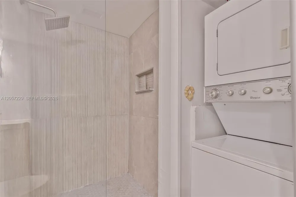 325 Lakeview Dr #102 Weston, FL 33326