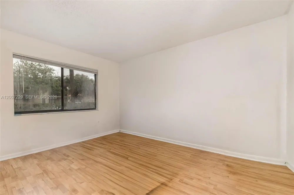 325 Lakeview Dr #102 Weston, FL 33326