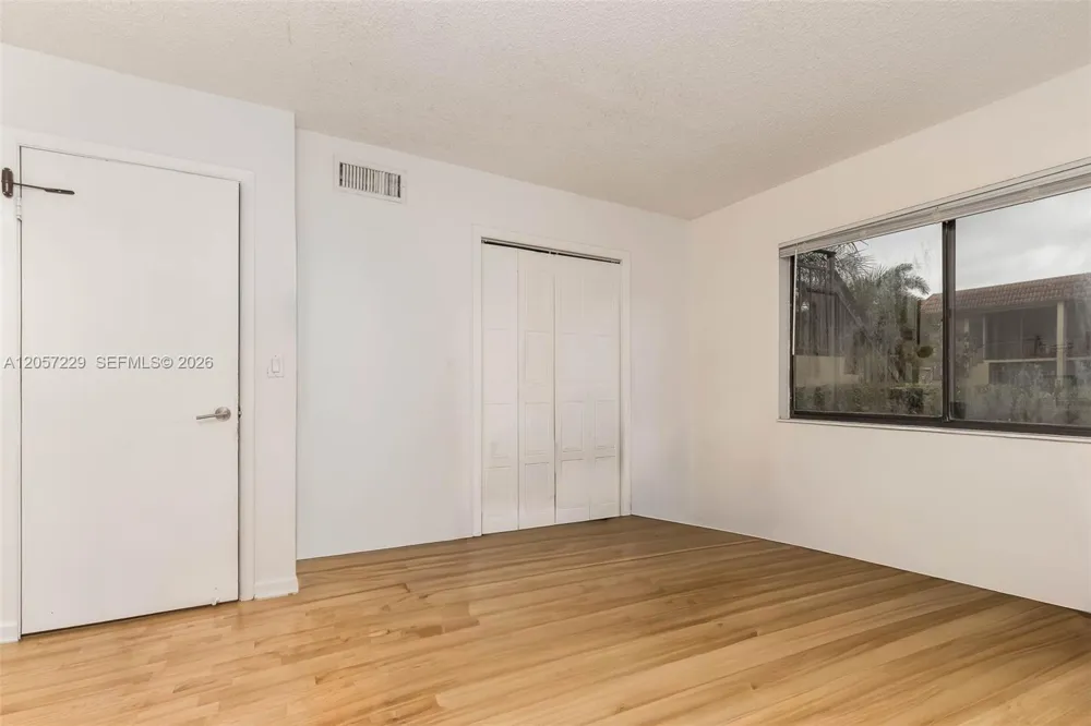 325 Lakeview Dr #102 Weston, FL 33326