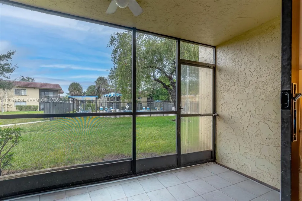 325 Lakeview Dr #102 Weston, FL 33326