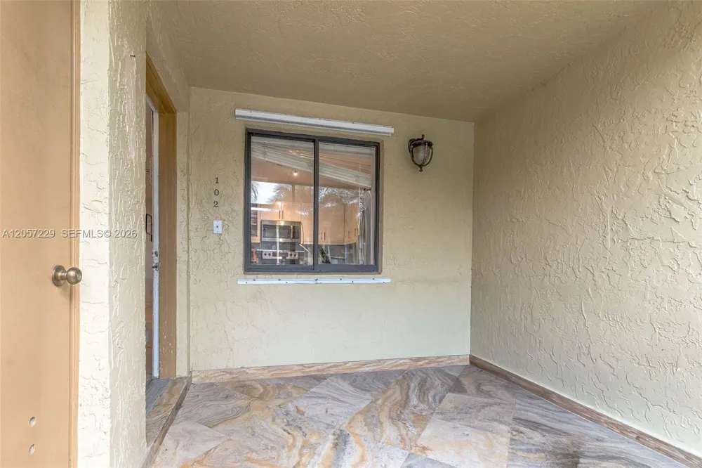325 Lakeview Dr #102 Weston, FL 33326