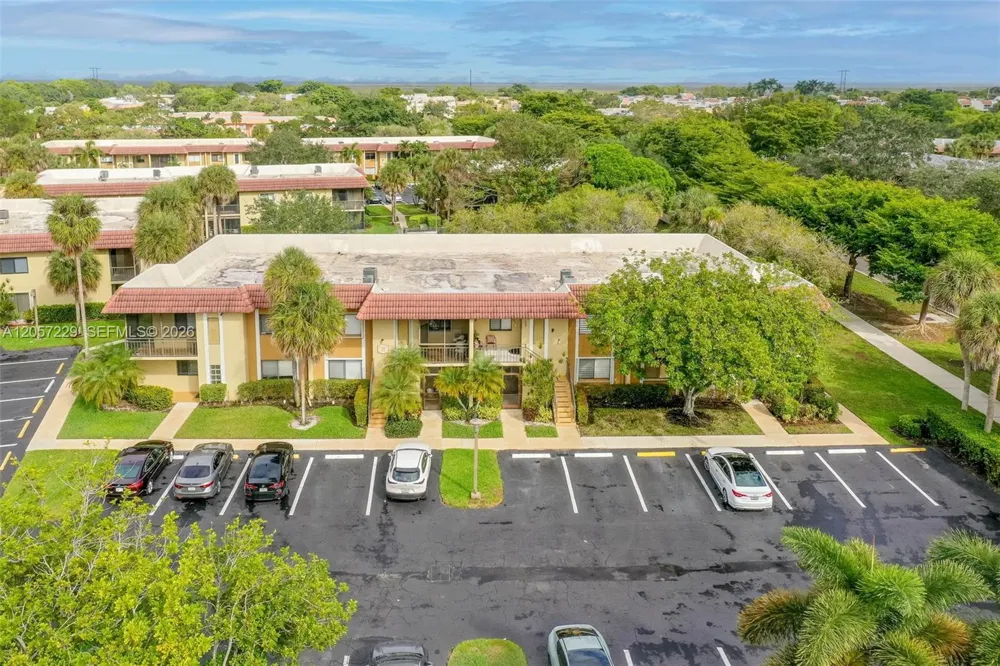 325 Lakeview Dr #102 Weston, FL 33326