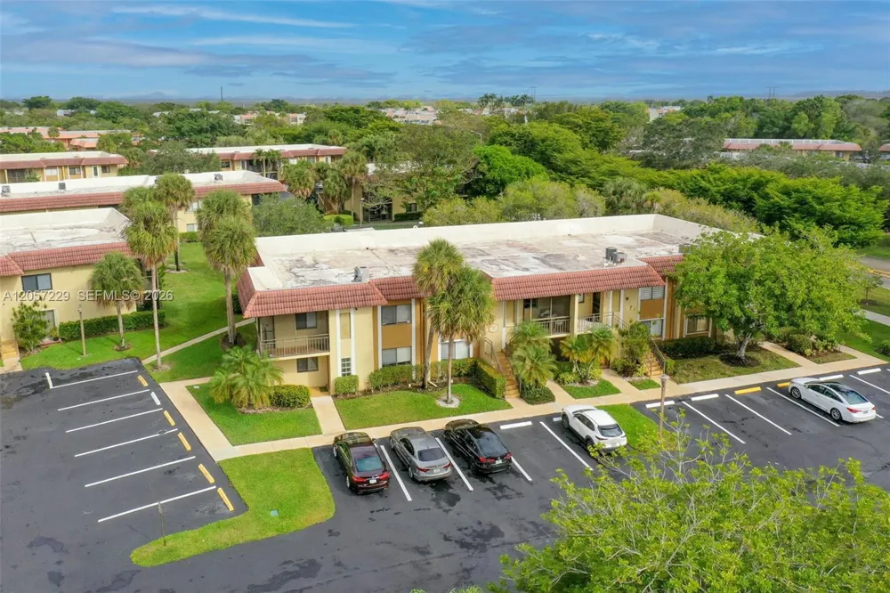 325 Lakeview Dr #102 Weston, FL 33326