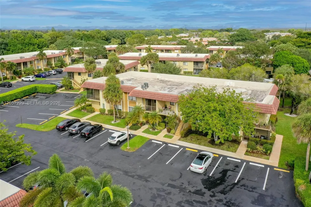 325 Lakeview Dr #102 Weston, FL 33326