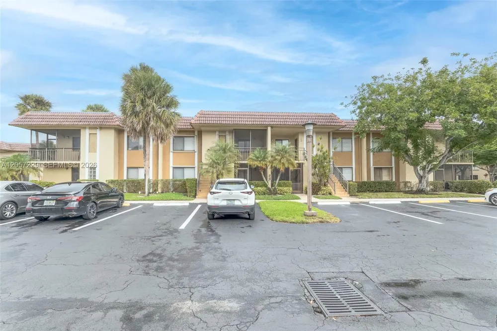 325 Lakeview Dr #102 Weston, FL 33326