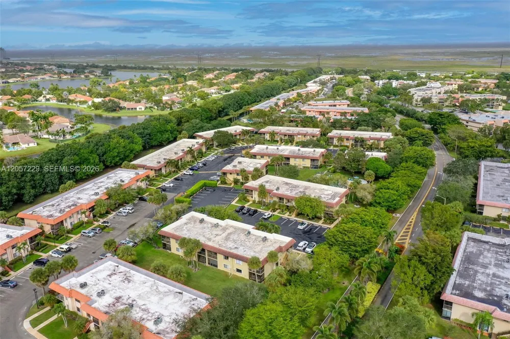 325 Lakeview Dr #102 Weston, FL 33326