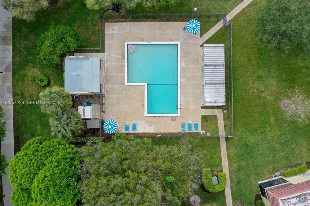 325 Lakeview Dr #102 Weston, FL 33326