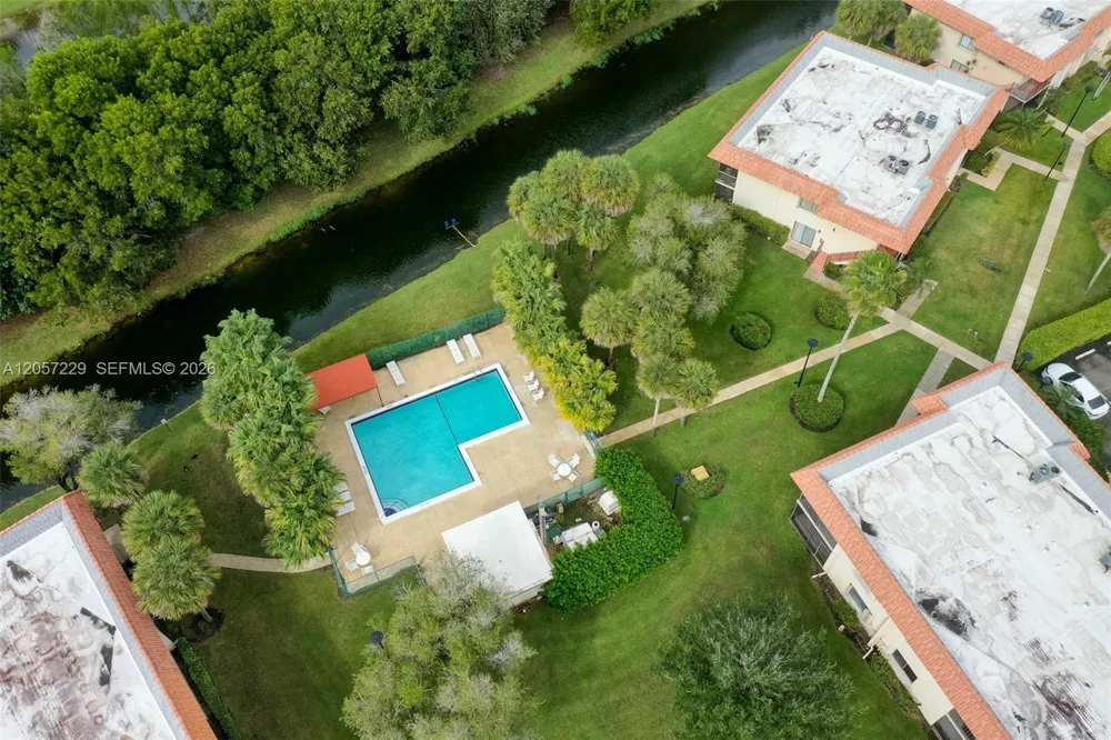 325 Lakeview Dr #102 Weston, FL 33326