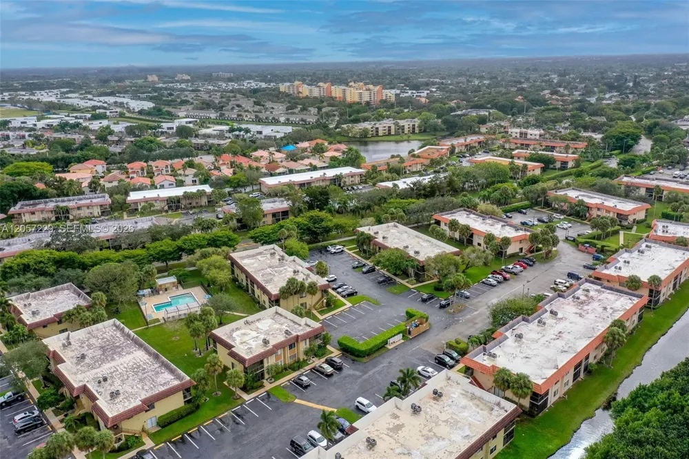 325 Lakeview Dr #102 Weston, FL 33326