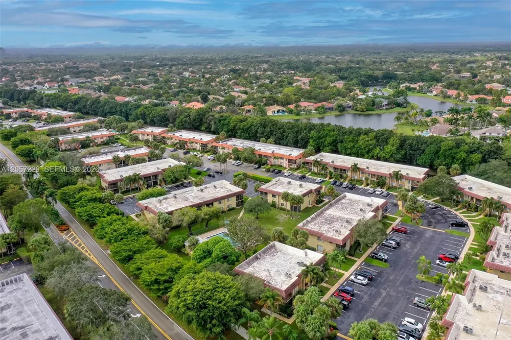 325 Lakeview Dr #102 Weston, FL 33326
