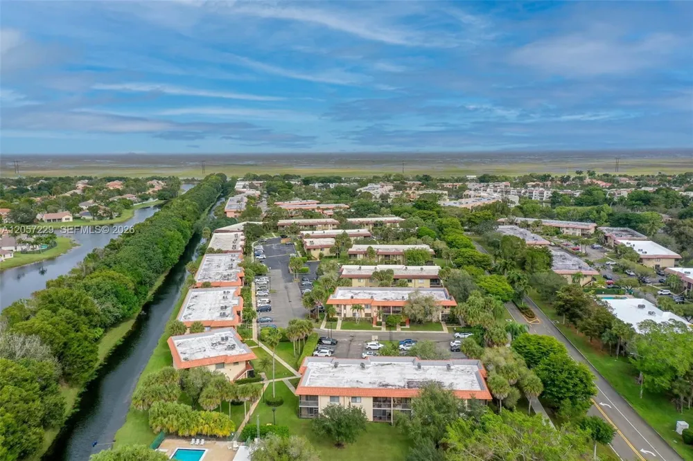 325 Lakeview Dr #102 Weston, FL 33326