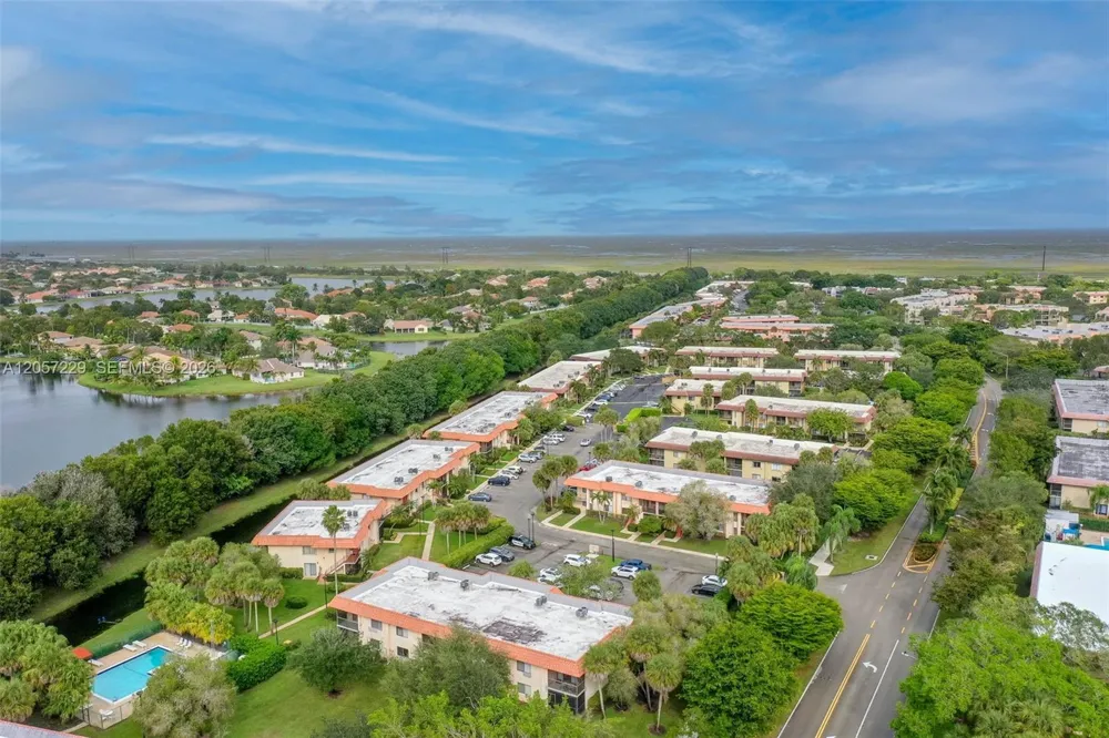 325 Lakeview Dr #102 Weston, FL 33326
