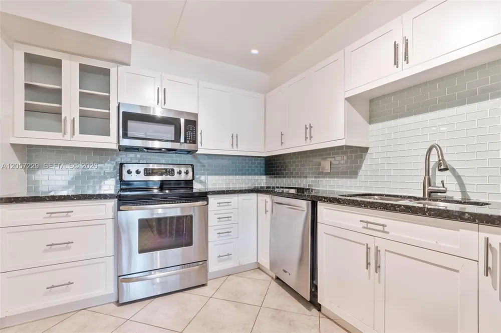 325 Lakeview Dr #102 Weston, FL 33326