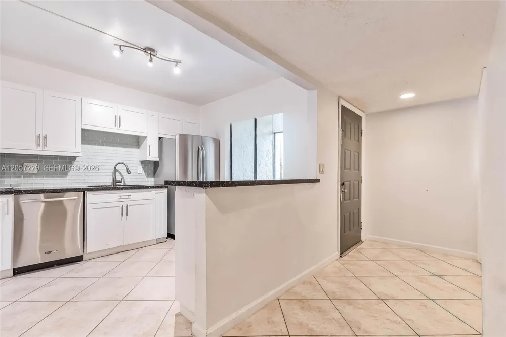 325 Lakeview Dr #102 Weston, FL 33326