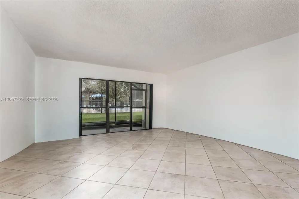 325 Lakeview Dr #102 Weston, FL 33326