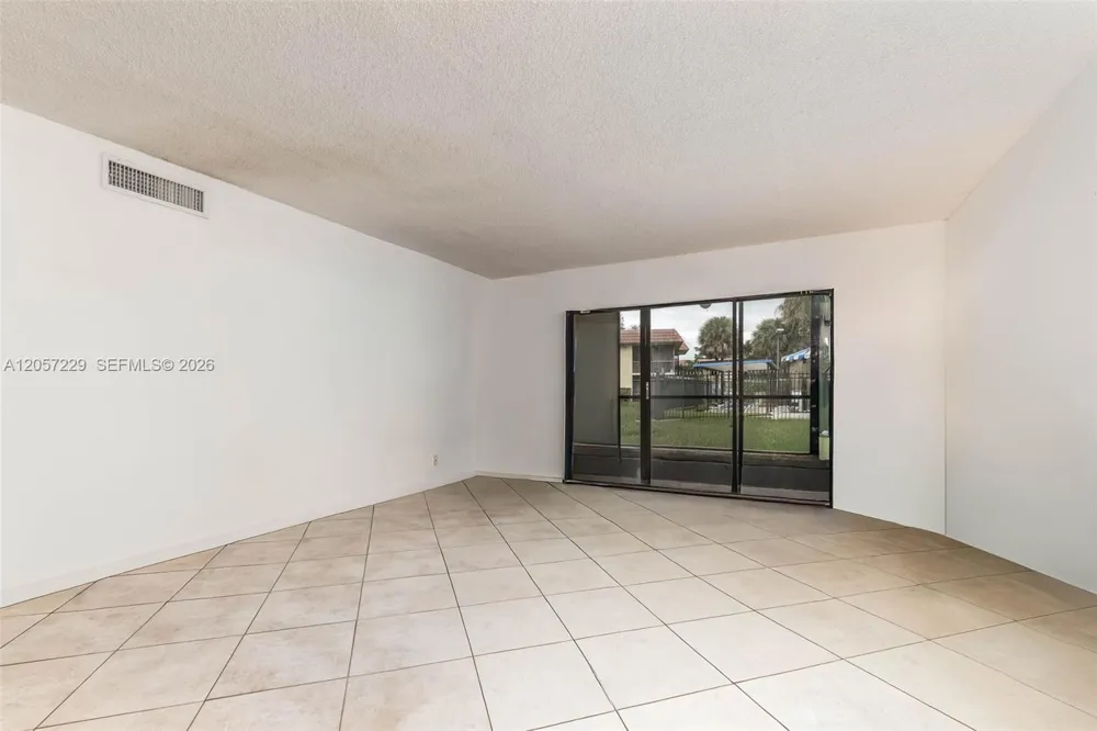 325 Lakeview Dr #102 Weston, FL 33326