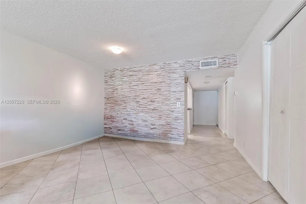325 Lakeview Dr #102 Weston, FL 33326