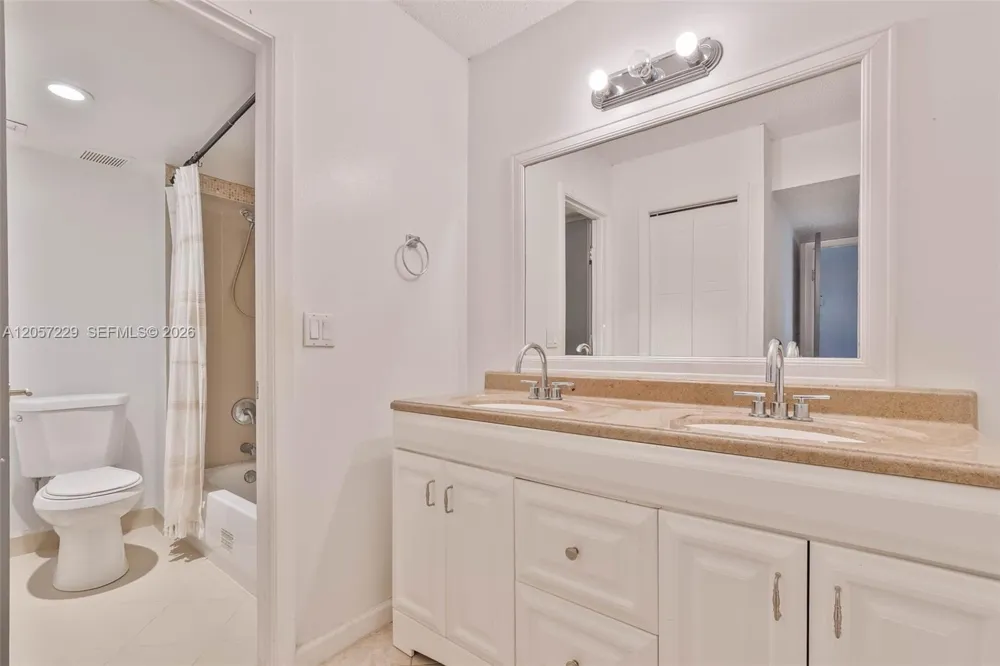 325 Lakeview Dr #102 Weston, FL 33326