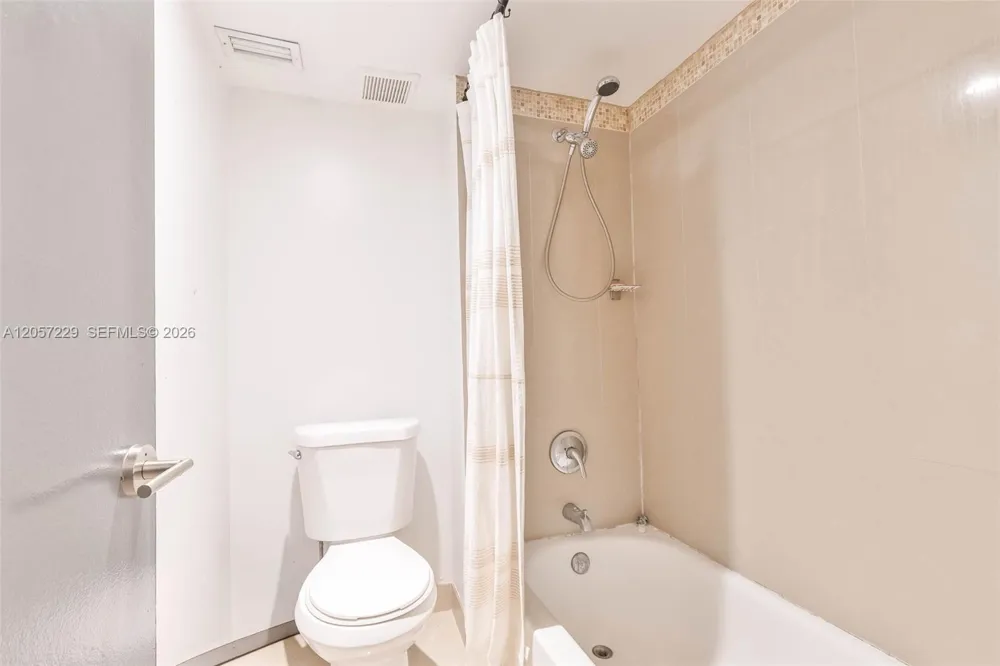 325 Lakeview Dr #102 Weston, FL 33326