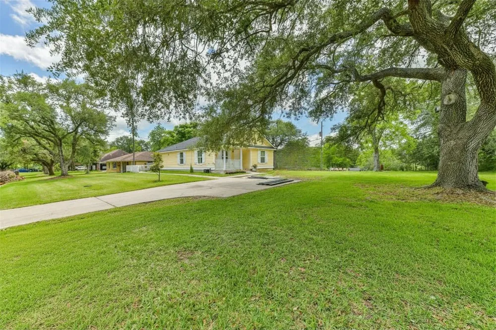 207 Oakridge Drive Hitchcock, TX 77563
