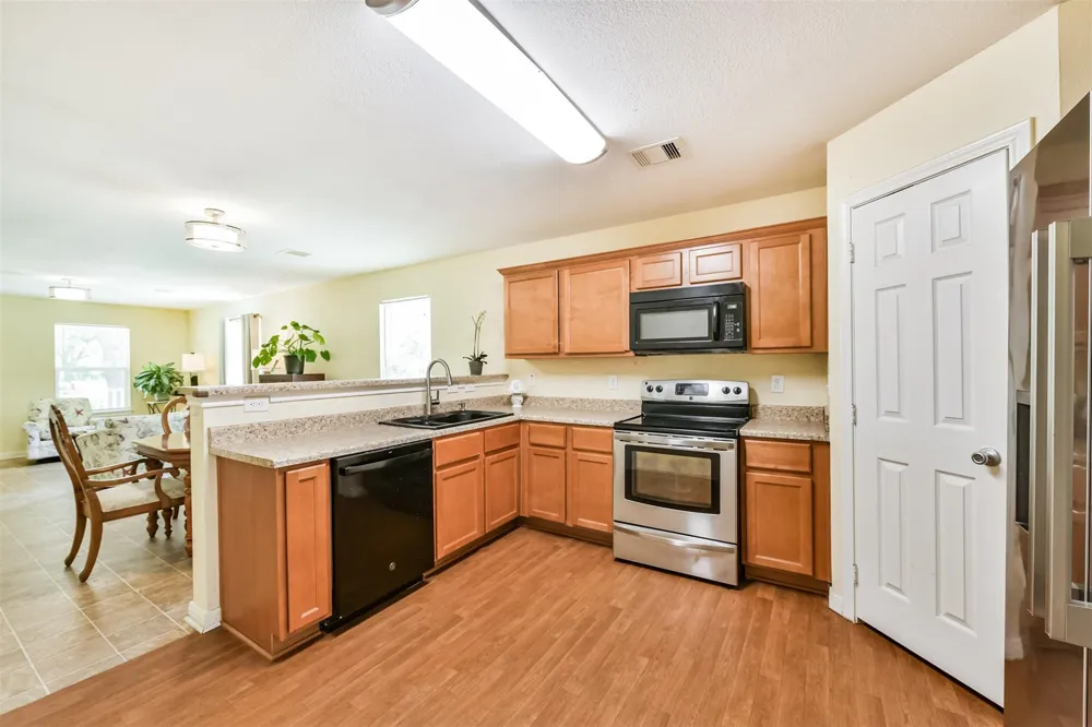 207 Oakridge Drive Hitchcock, TX 77563