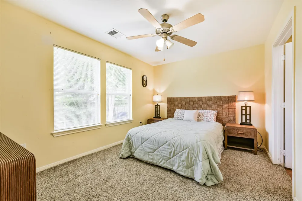 207 Oakridge Drive Hitchcock, TX 77563
