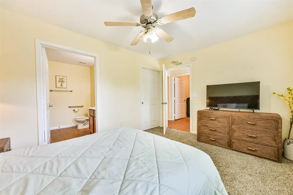207 Oakridge Drive Hitchcock, TX 77563