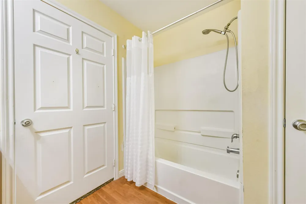 207 Oakridge Drive Hitchcock, TX 77563
