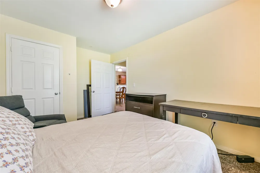 207 Oakridge Drive Hitchcock, TX 77563