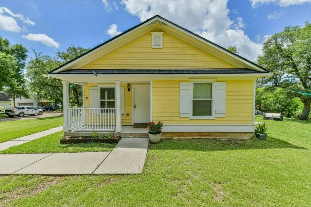207 Oakridge Drive Hitchcock, TX 77563