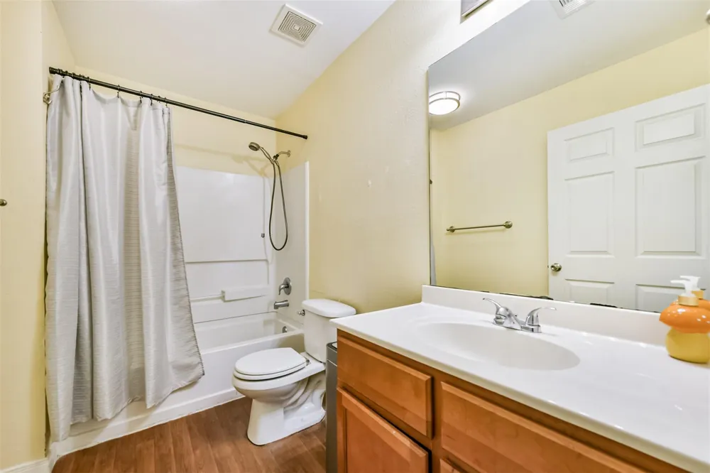 207 Oakridge Drive Hitchcock, TX 77563