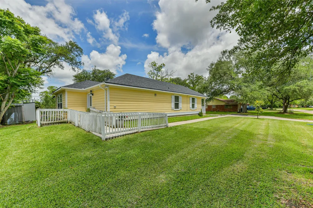 207 Oakridge Drive Hitchcock, TX 77563