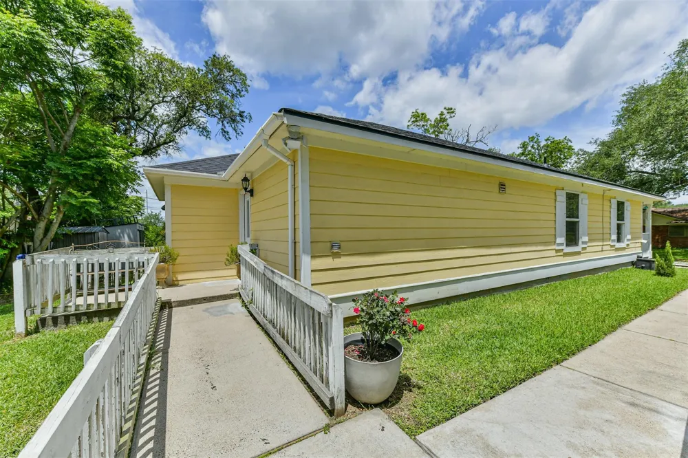 207 Oakridge Drive Hitchcock, TX 77563