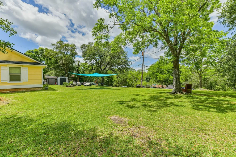 207 Oakridge Drive Hitchcock, TX 77563