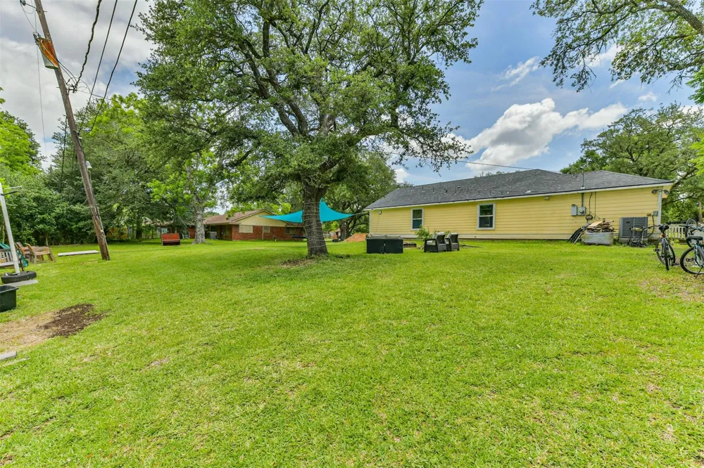 207 Oakridge Drive Hitchcock, TX 77563