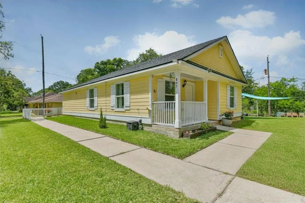 207 Oakridge Drive Hitchcock, TX 77563