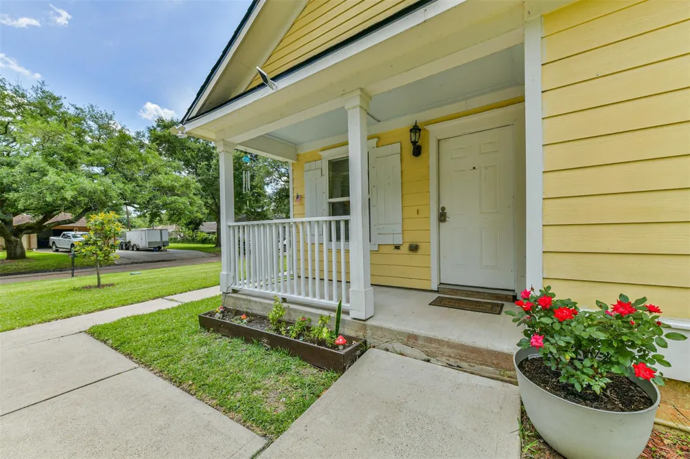 207 Oakridge Drive Hitchcock, TX 77563