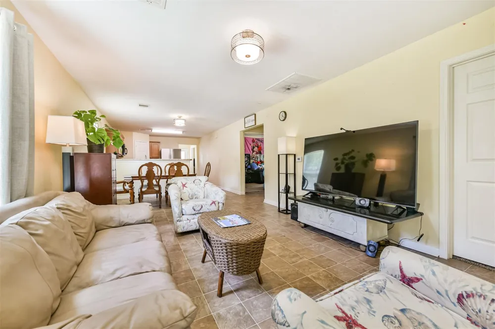 207 Oakridge Drive Hitchcock, TX 77563