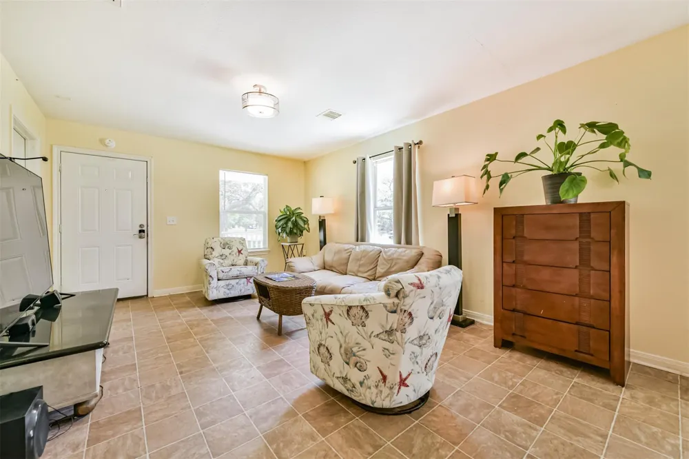 207 Oakridge Drive Hitchcock, TX 77563