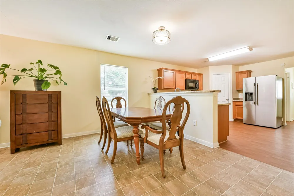 207 Oakridge Drive Hitchcock, TX 77563