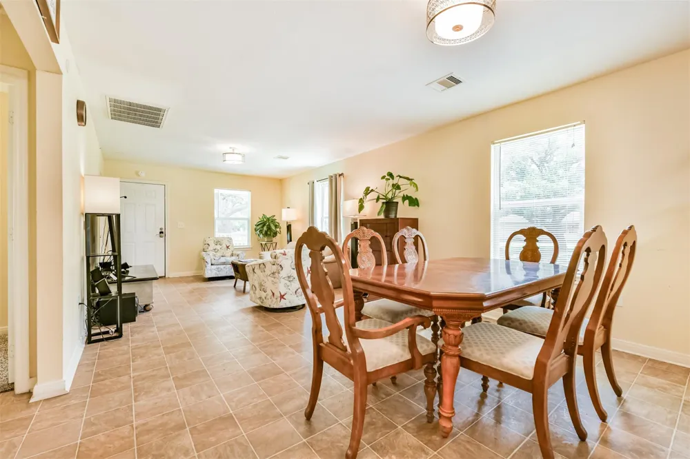 207 Oakridge Drive Hitchcock, TX 77563